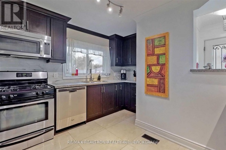 64 LINDSAY AVENUE, Newmarket (Bristol-London), Ontario, L3Y4N6