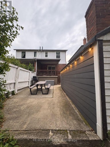26 GRANDVILLE AVENUE, Toronto (Rockcliffe-Smythe), Ontario, M6N4T9