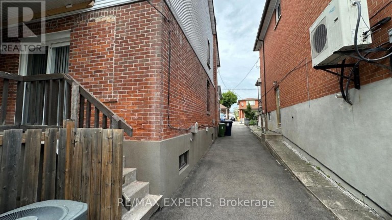 26 GRANDVILLE AVENUE, Toronto (Rockcliffe-Smythe), Ontario, M6N4T9