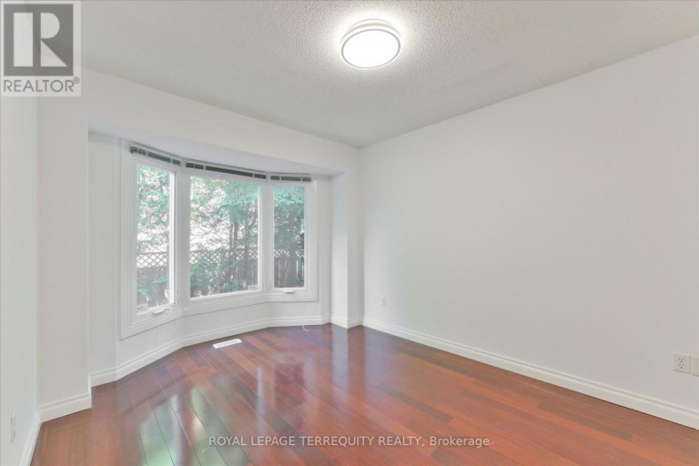 2216 DUNVEGAN AVENUE, Oakville (FD Ford), Ontario, L6J6P7
