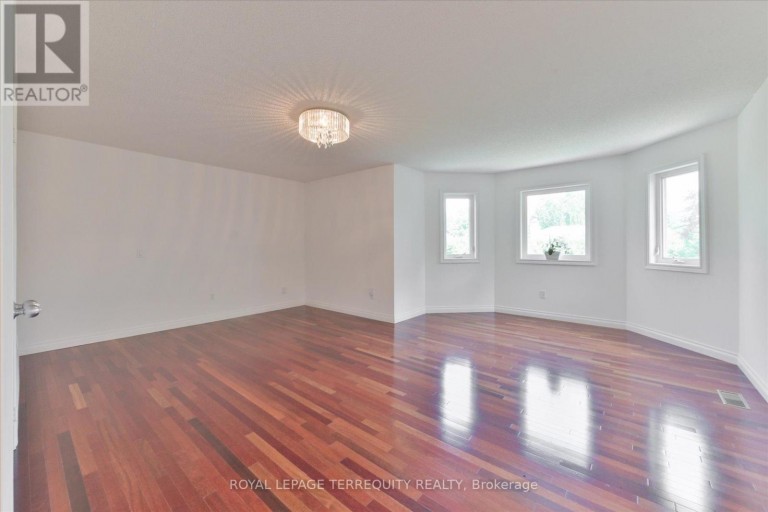2216 DUNVEGAN AVENUE, Oakville (FD Ford), Ontario, L6J6P7