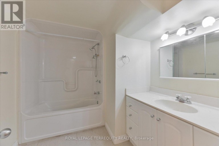 2216 DUNVEGAN AVENUE, Oakville (FD Ford), Ontario, L6J6P7