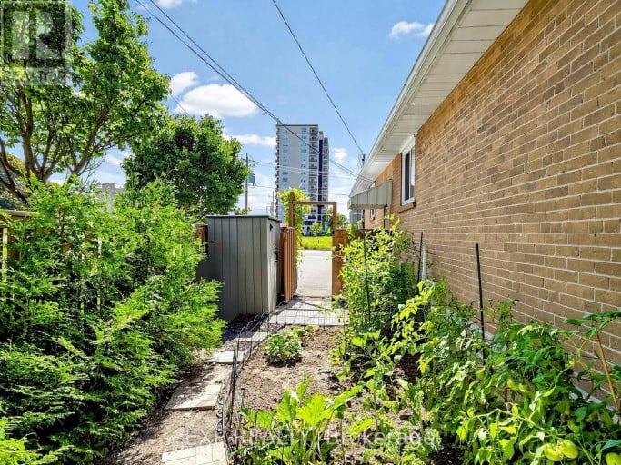 175 PENN AVENUE, Newmarket (Bristol-London), Ontario, L3Y2S3