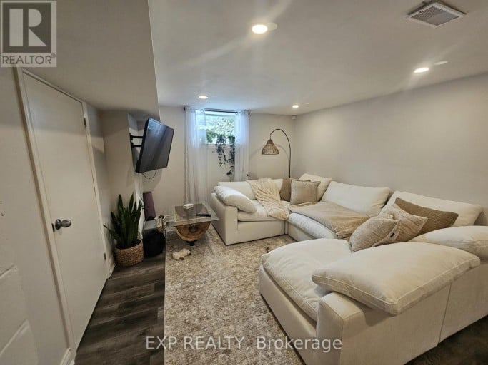 175 PENN AVENUE, Newmarket (Bristol-London), Ontario, L3Y2S3