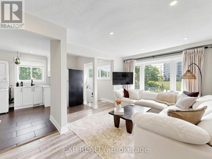 175 PENN AVENUE, Newmarket (Bristol-London), Ontario, L3Y2S3