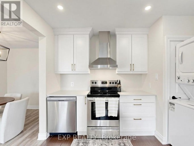 175 PENN AVENUE, Newmarket (Bristol-London), Ontario, L3Y2S3