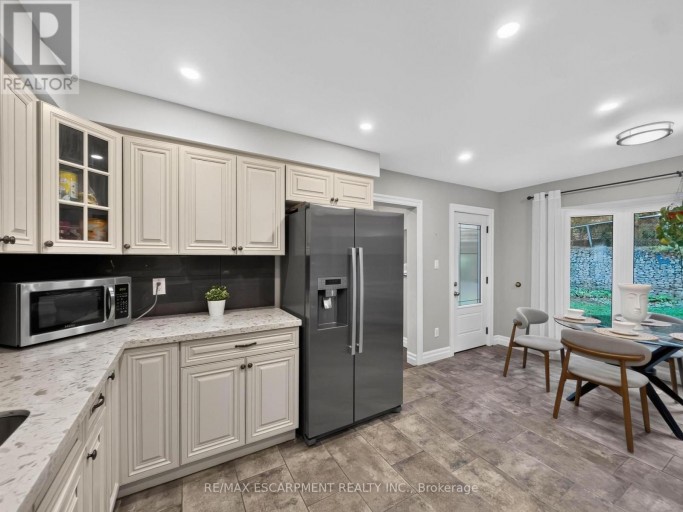 12 SUNDROP COURT, Hamilton (Iroquoia Heights), Ontario, L9K1G5