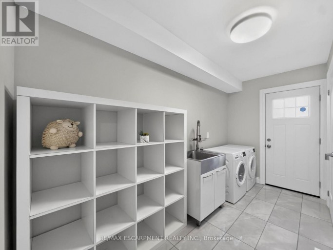 12 SUNDROP COURT, Hamilton (Iroquoia Heights), Ontario, L9K1G5