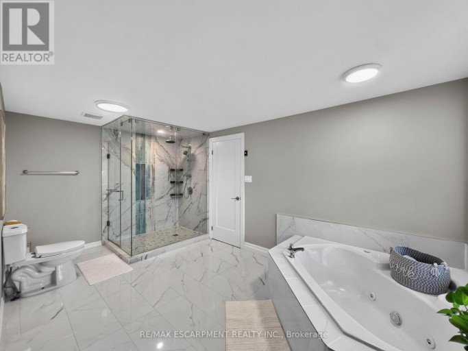12 SUNDROP COURT, Hamilton (Iroquoia Heights), Ontario, L9K1G5
