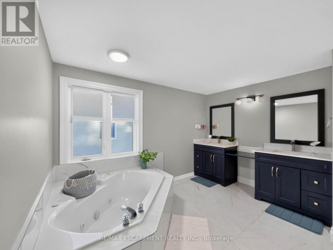 12 SUNDROP COURT, Hamilton (Iroquoia Heights), Ontario, L9K1G5