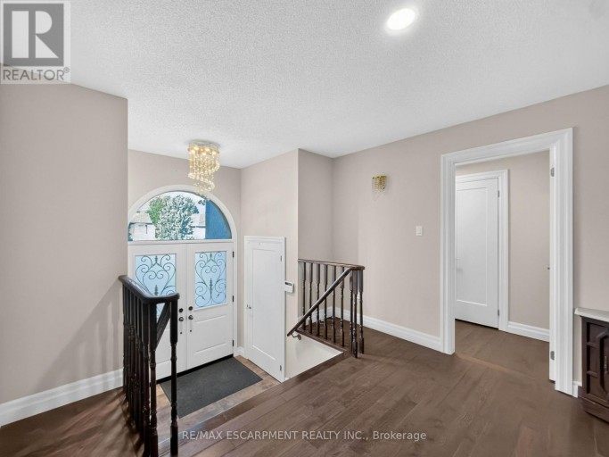 12 SUNDROP COURT, Hamilton (Iroquoia Heights), Ontario, L9K1G5