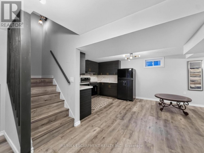 12 SUNDROP COURT, Hamilton (Iroquoia Heights), Ontario, L9K1G5