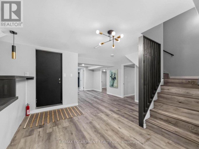 12 SUNDROP COURT, Hamilton (Iroquoia Heights), Ontario, L9K1G5