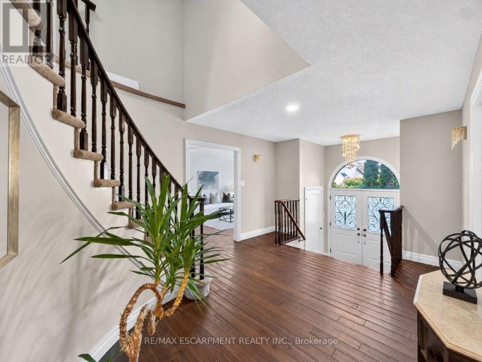 12 SUNDROP COURT, Hamilton (Iroquoia Heights), Ontario, L9K1G5