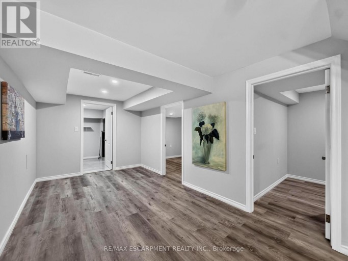 12 SUNDROP COURT, Hamilton (Iroquoia Heights), Ontario, L9K1G5