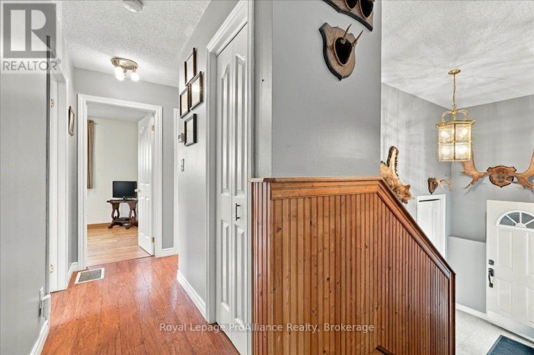 4 BOGART CRESCENT, Belleville (Belleville Ward), Ontario, K8P5E8