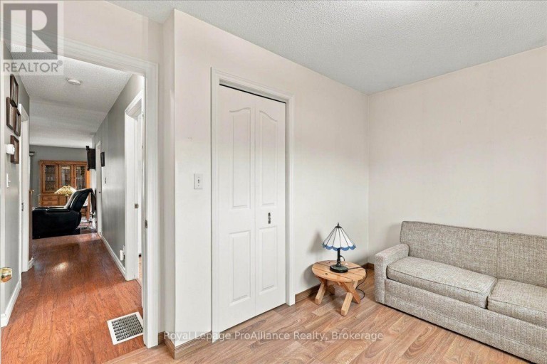 4 BOGART CRESCENT, Belleville (Belleville Ward), Ontario, K8P5E8