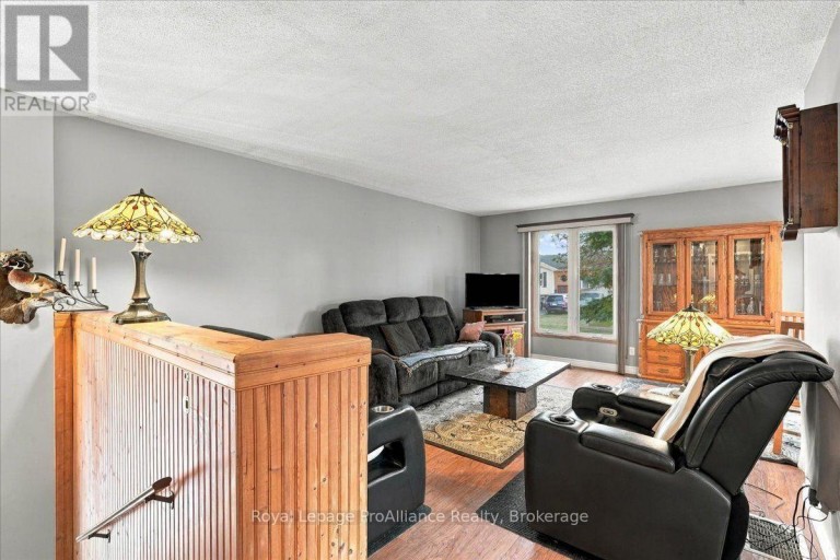 4 BOGART CRESCENT, Belleville (Belleville Ward), Ontario, K8P5E8