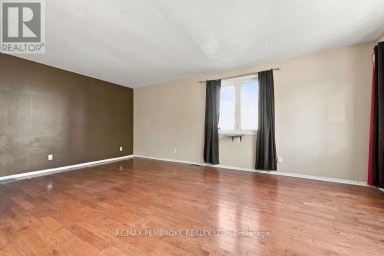 570 MOFFAT STREET Pembroke Ontario photo 9