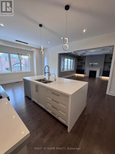 21 CASAVANT COURT, Vaughan (Patterson), Ontario, L6A5A5