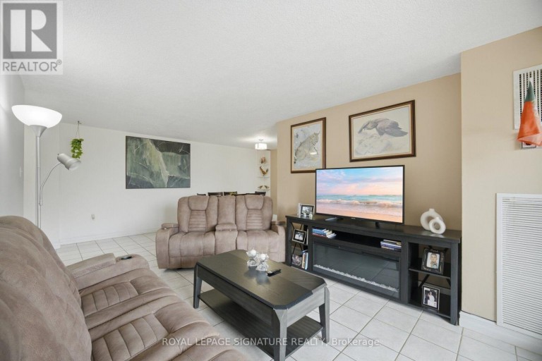 303 - 4 KINGS CROSS ROAD, Brampton (Queen Street Corridor), Ontario, L6T3X8