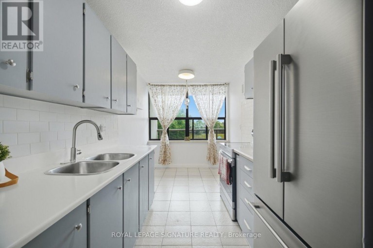 303 - 4 KINGS CROSS ROAD, Brampton (Queen Street Corridor), Ontario, L6T3X8