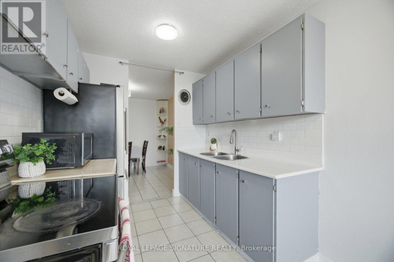 303 - 4 KINGS CROSS ROAD, Brampton (Queen Street Corridor), Ontario, L6T3X8