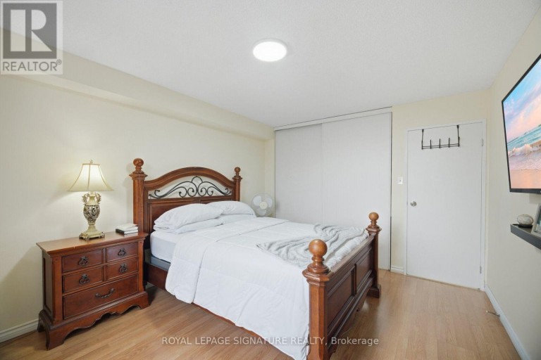 303 - 4 KINGS CROSS ROAD, Brampton (Queen Street Corridor), Ontario, L6T3X8