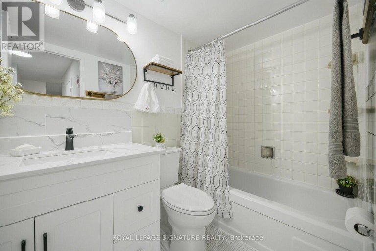 303 - 4 KINGS CROSS ROAD, Brampton (Queen Street Corridor), Ontario, L6T3X8