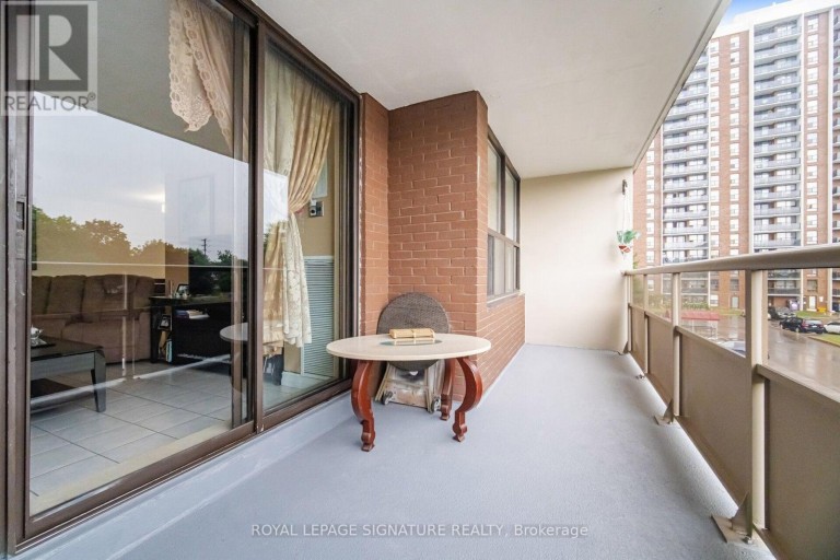 303 - 4 KINGS CROSS ROAD, Brampton (Queen Street Corridor), Ontario, L6T3X8