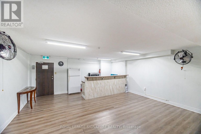 303 - 4 KINGS CROSS ROAD, Brampton (Queen Street Corridor), Ontario, L6T3X8