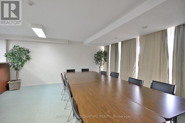 303 - 4 KINGS CROSS ROAD, Brampton (Queen Street Corridor), Ontario, L6T3X8