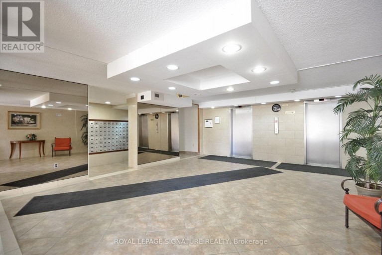 303 - 4 KINGS CROSS ROAD, Brampton (Queen Street Corridor), Ontario, L6T3X8