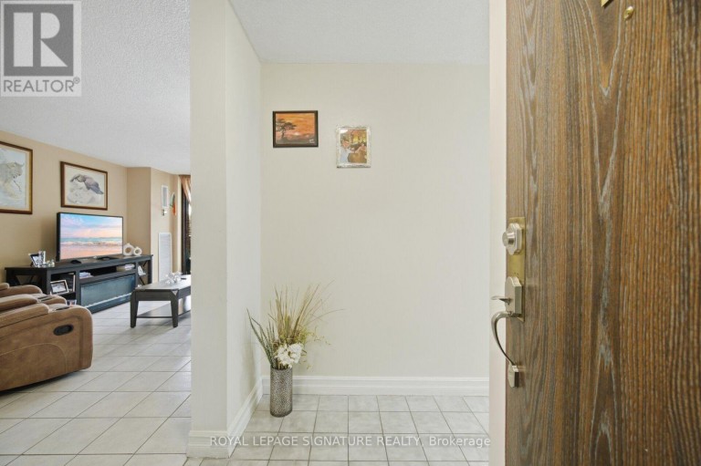 303 - 4 KINGS CROSS ROAD, Brampton (Queen Street Corridor), Ontario, L6T3X8