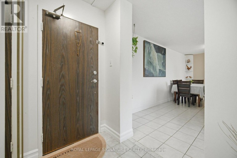 303 - 4 KINGS CROSS ROAD, Brampton (Queen Street Corridor), Ontario, L6T3X8