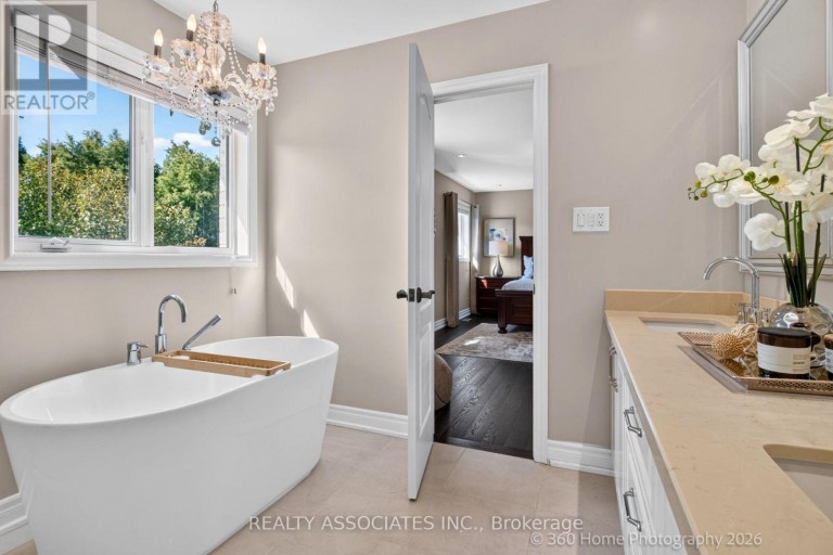 128 COALBROOK COURT, Vaughan (East Woodbridge), Ontario, L4L9B6