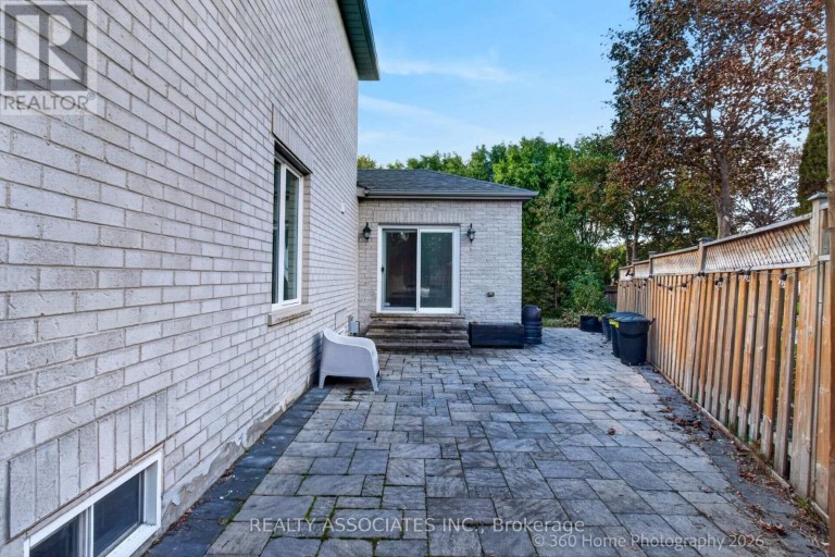 128 COALBROOK COURT, Vaughan (East Woodbridge), Ontario, L4L9B6