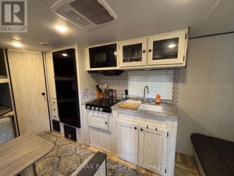 242 - 85 THEME PARK DRIVE Wasaga Beach Ontario photo 8