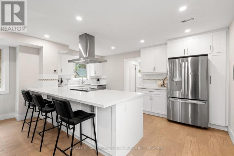 3517 ST CLAIR AVENUE E, Toronto (Clairlea-Birchmount), Ontario, M1K1L4