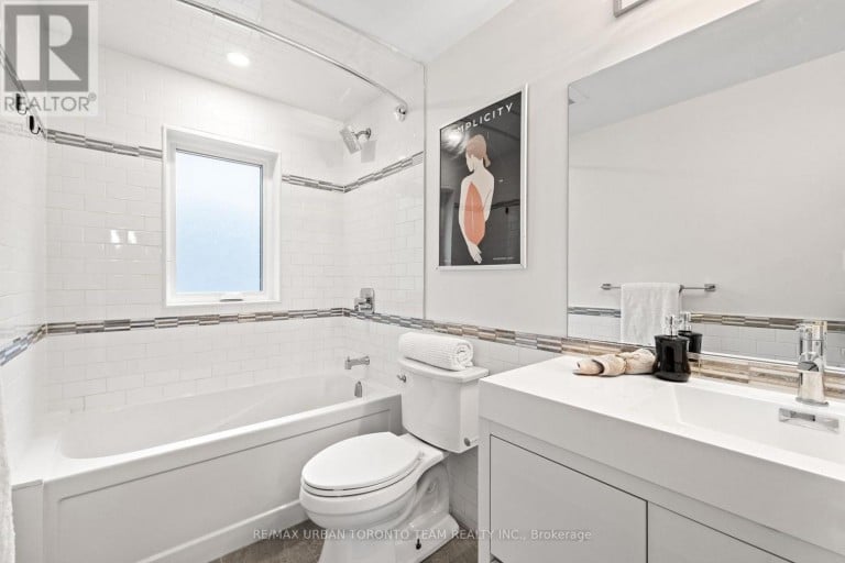 3517 ST CLAIR AVENUE E, Toronto (Clairlea-Birchmount), Ontario, M1K1L4