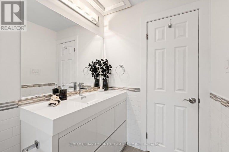 3517 ST CLAIR AVENUE E, Toronto (Clairlea-Birchmount), Ontario, M1K1L4