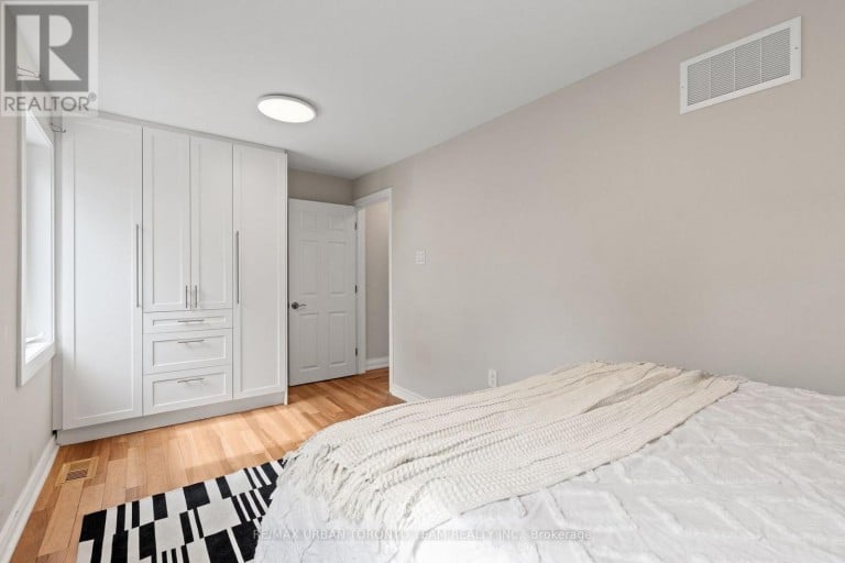 3517 ST CLAIR AVENUE E, Toronto (Clairlea-Birchmount), Ontario, M1K1L4