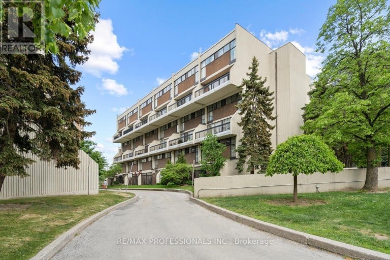 339 - 2 VALHALLA INN ROAD, Toronto (Islington-City Centre West), Ontario, M9B6C3