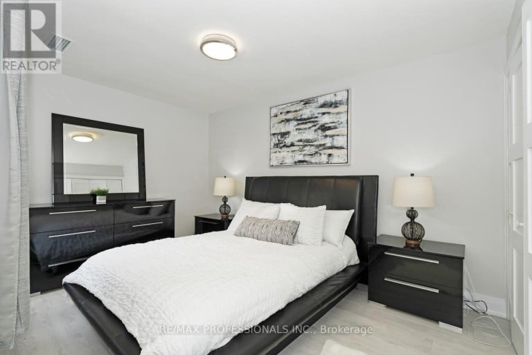 339 - 2 VALHALLA INN ROAD, Toronto (Islington-City Centre West), Ontario, M9B6C3