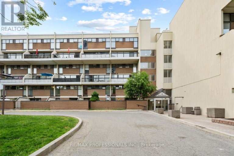 339 - 2 VALHALLA INN ROAD, Toronto (Islington-City Centre West), Ontario, M9B6C3