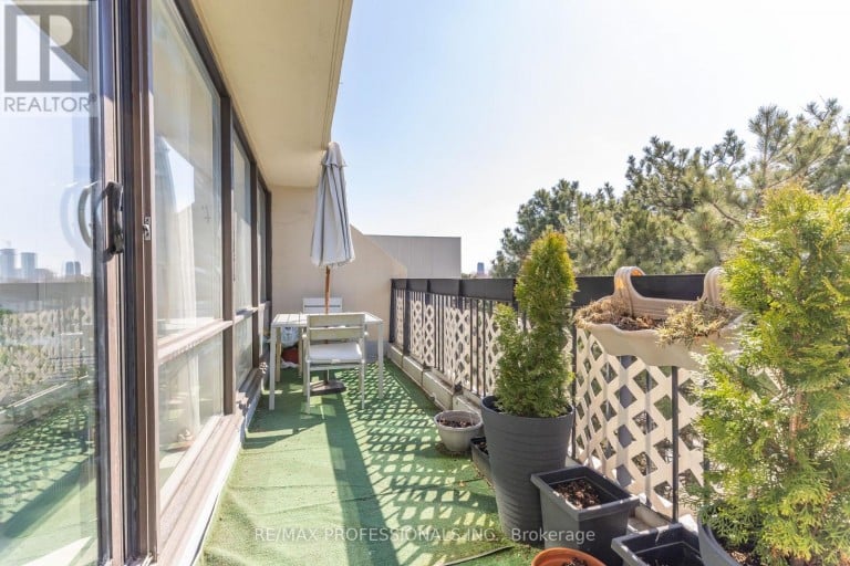 339 - 2 VALHALLA INN ROAD, Toronto (Islington-City Centre West), Ontario, M9B6C3