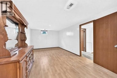 823 67 Avenue SW Calgary Alberta photo 26