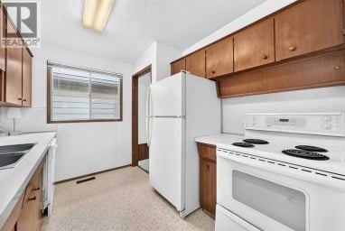 823 67 Avenue SW Calgary Alberta photo 3