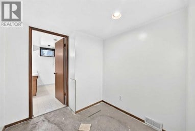 823 67 Avenue SW Calgary Alberta photo 30