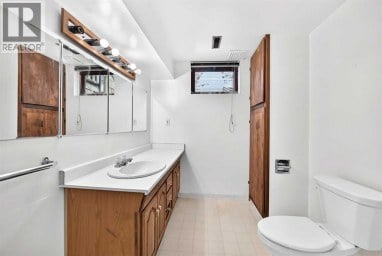 823 67 Avenue SW Calgary Alberta photo 31